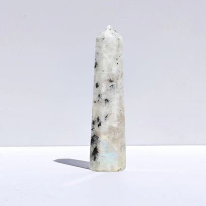 Punta de piedra de luna de la marca Mystical Tienda, muestra la forma y detalles de la piedra en la imagen.