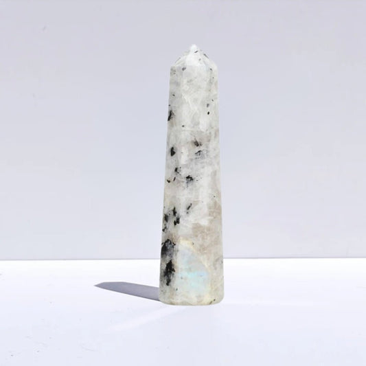 Punta de piedra de luna de la marca Mystical Tienda, muestra la forma y detalles de la piedra en la imagen.