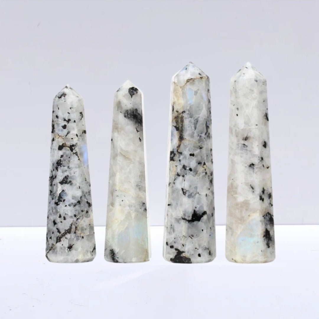 Punta de piedra de luna de Mystical Tienda, forma natural y brillante, ideal para decoración y prácticas espirituales.