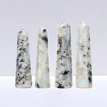 Punta de piedra de luna de Mystical Tienda, forma natural y brillante, ideal para decoración y prácticas espirituales.