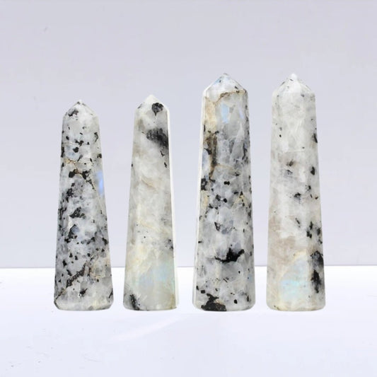 Punta de piedra de luna de Mystical Tienda, forma natural y brillante, ideal para decoración y prácticas espirituales.