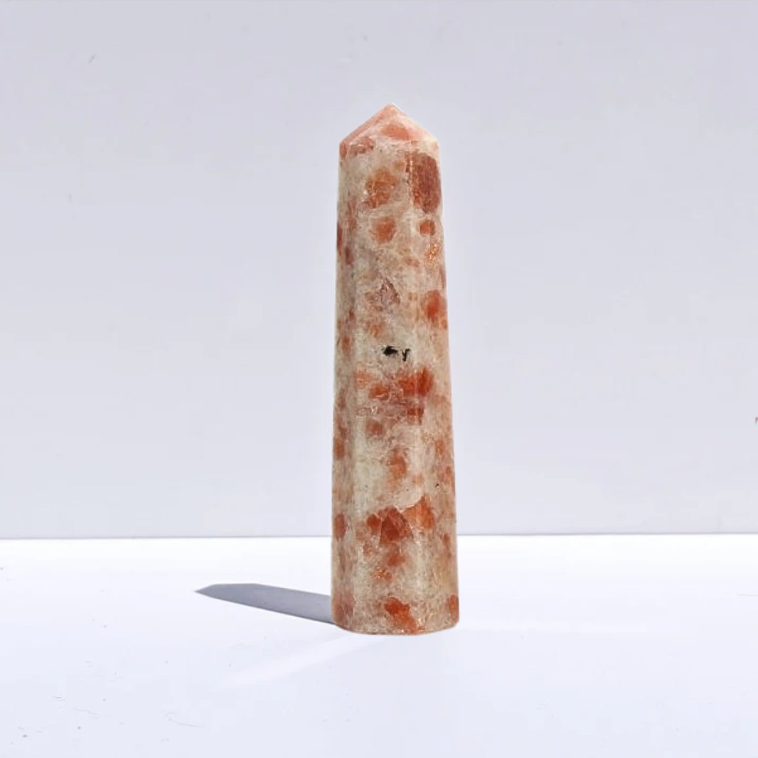 Punta de piedra de sol de Mystical Tienda, forma de punta tallada con patrones solares y detalles minerales en la superficie.