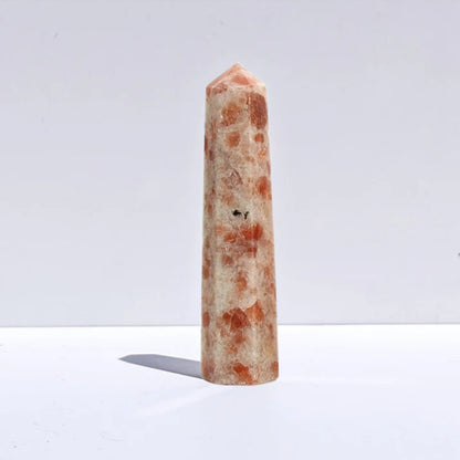 Punta de piedra de sol de Mystical Tienda, forma de punta tallada con patrones solares y detalles minerales en la superficie.