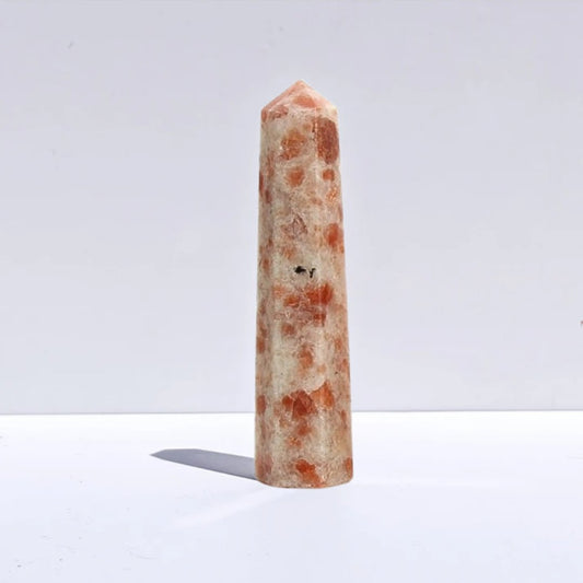 Punta de piedra de sol de Mystical Tienda, forma de punta tallada con patrones solares y detalles minerales en la superficie.