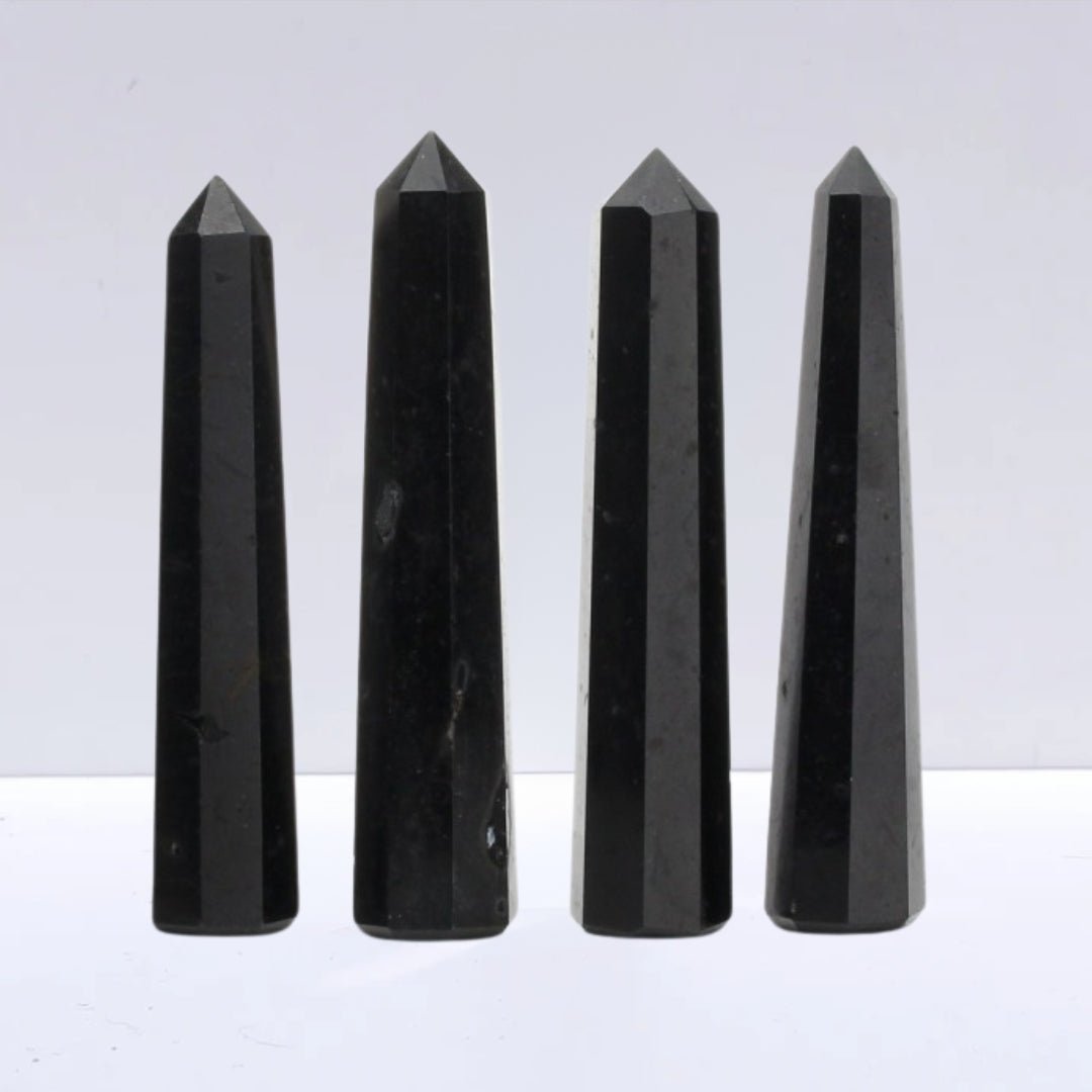 Punta de turmalina negra de Mystical Tienda, cristal natural en forma de punta, con vetas negras y brillo, para terapias y decoración.
