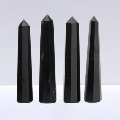 Punta de turmalina negra de Mystical Tienda, cristal natural en forma de punta, con vetas negras y brillo, para terapias y decoración.