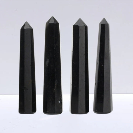 Punta de turmalina negra de Mystical Tienda, cristal natural en forma de punta, con vetas negras y brillo, para terapias y decoración.
