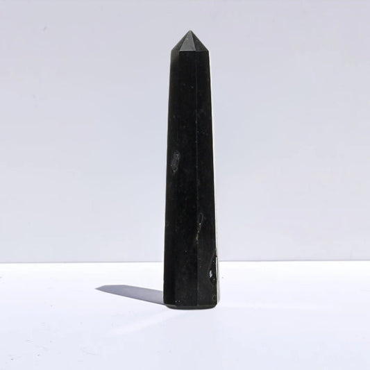 Punta de turmalina negra de Mystical Tienda, cristal de forma puntiaguda y brillante, utilizado para armonización y protección energética.