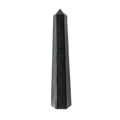 Punta de turmalina negra de Mystical Tienda, forma puntiaguda y cristalina, sobre fondo neutro.
