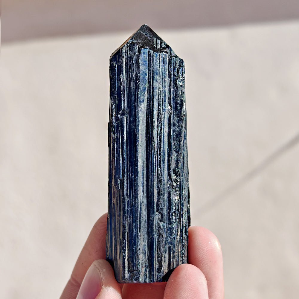 Punta de turmalina negra semipulida de Mystical Tienda, cristal natural en forma de punta para armonización energética.