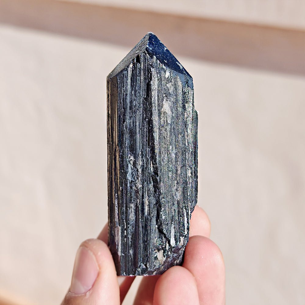 Punta de turmalina negra semipulida de Mystical Tienda, cristal pulido en forma de punta para energización y protección.
