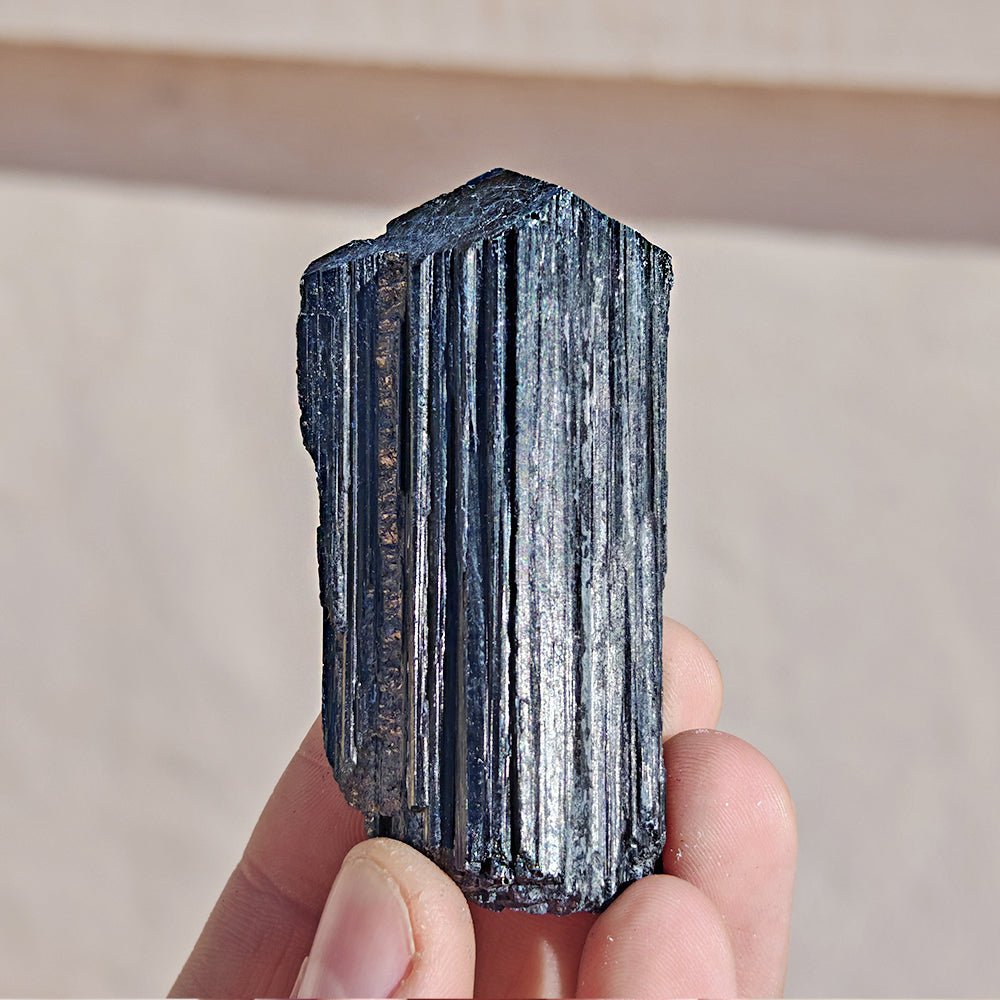 Punta de turmalina negra semipulida de Mystical Tienda, cristal en forma de punta con acabado pulido y superficie lisa.