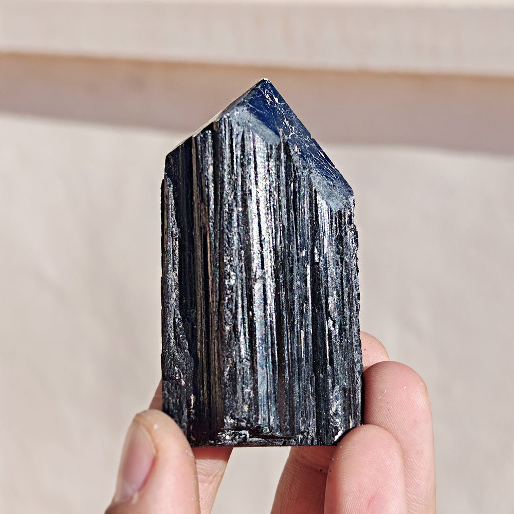 Punta de turmalina negra semipulida de Mystical Tienda, cristal natural con forma puntiaguda y superficie pulida.