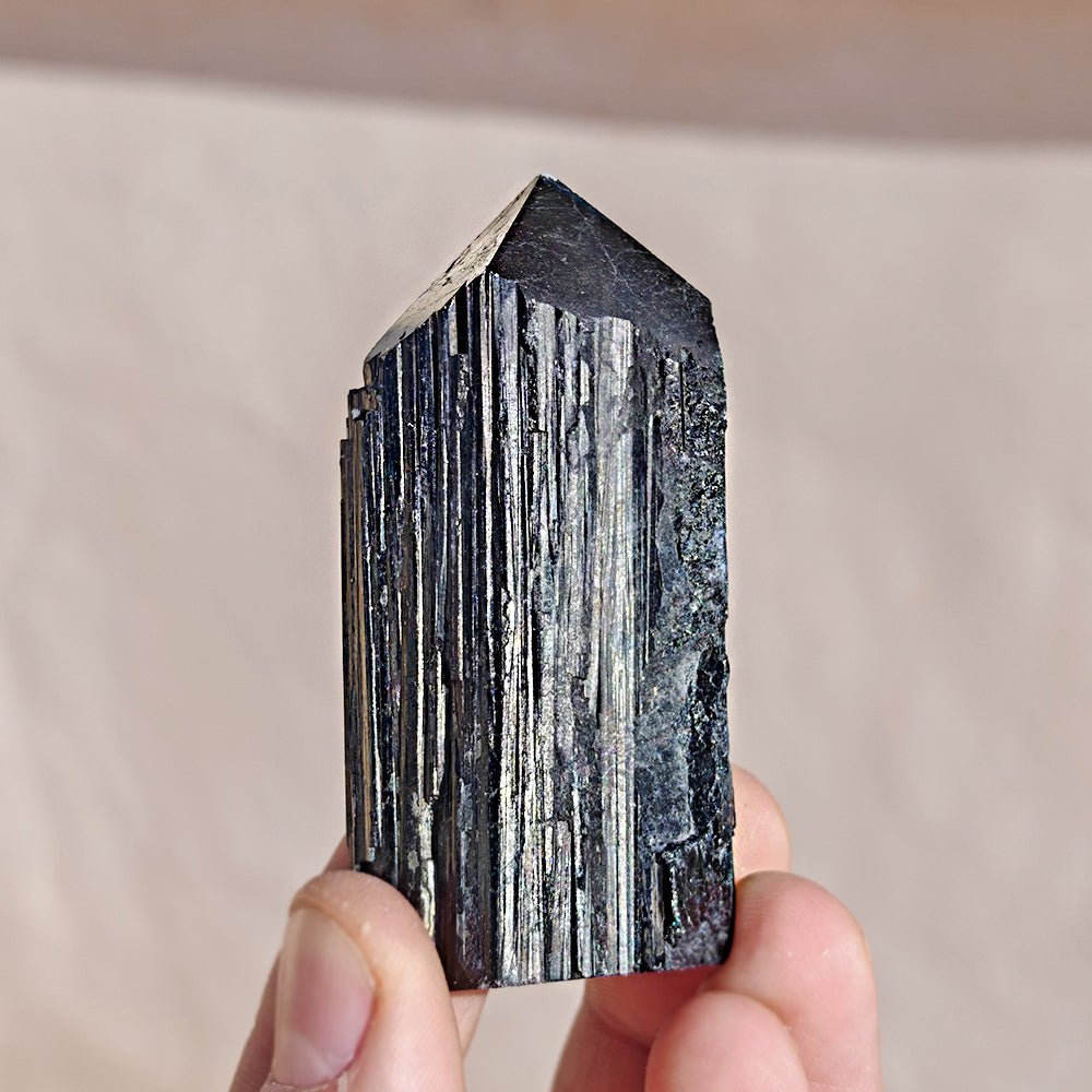 Punta de turmalina negra semipulida de Mystical Tienda, cristal en forma de punta con acabado pulido y brillante.