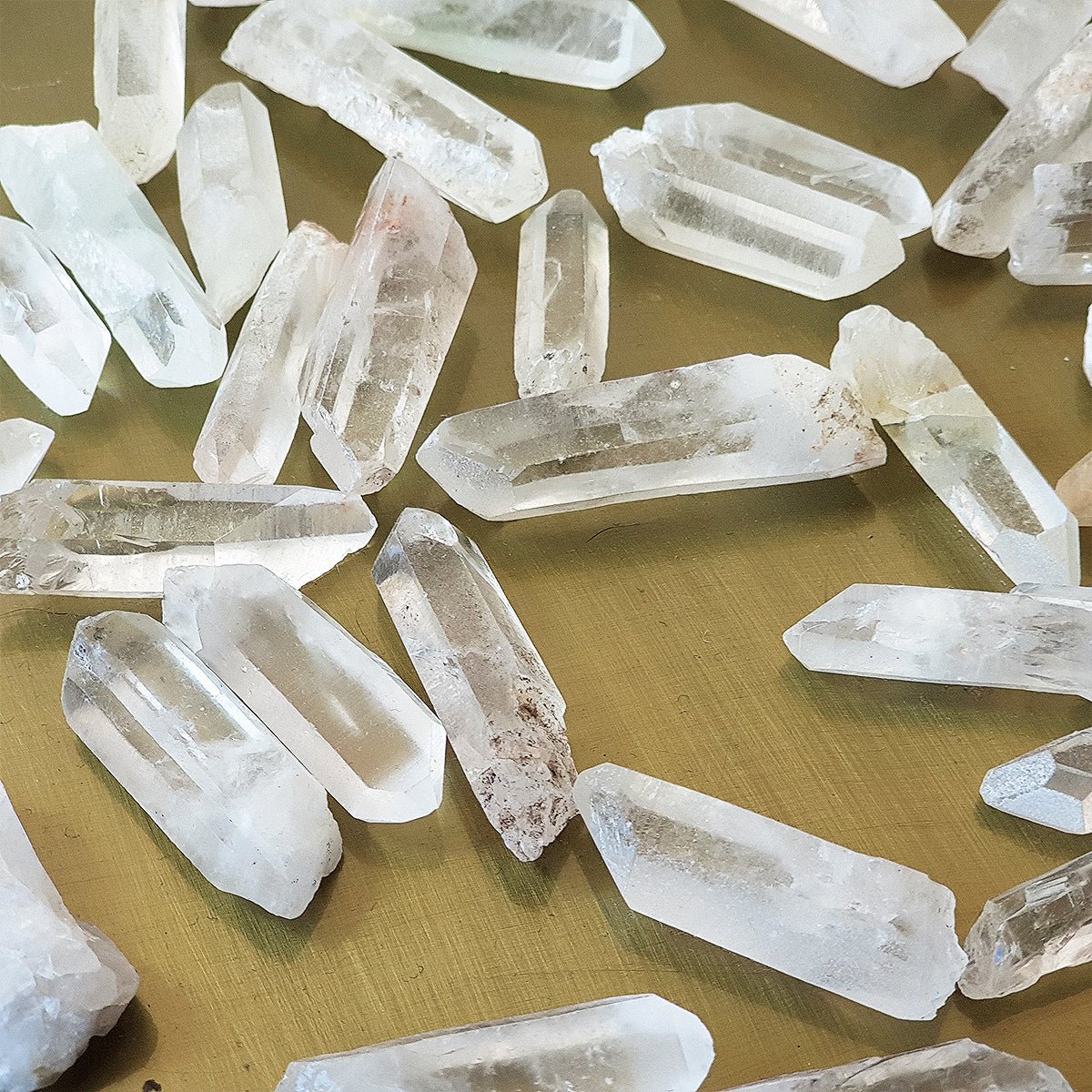 Punta de cuarzo lemuriano de Mystical Tienda, cristal cristalino con forma puntiaguda y detalles naturales.
