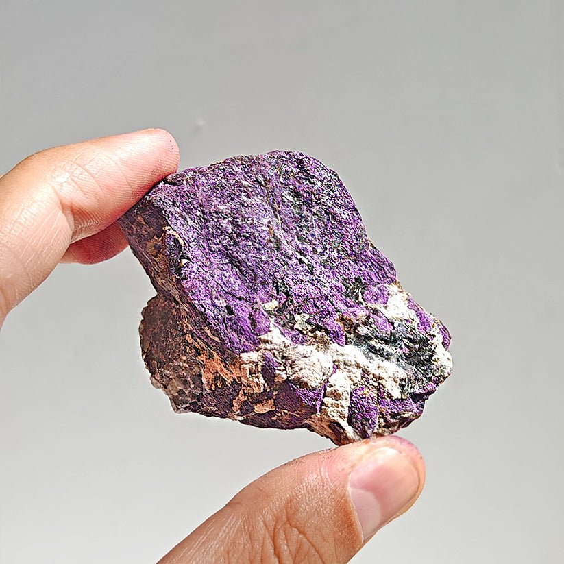 Cristal de purpurita en bruto, mineral natural sin pulir, de color violeta profundo, de la marca Mystical Tienda.