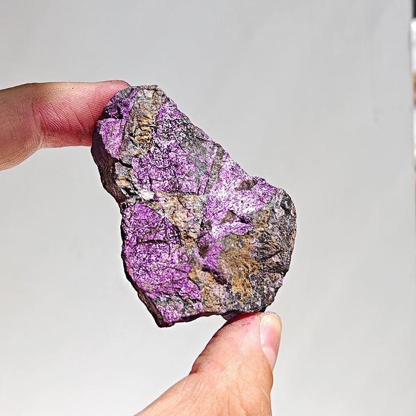Mineral de purpurita en bruto de Mystical Tienda, cristal natural sin pulir con vibrantes tonos morados y estructura áspera.