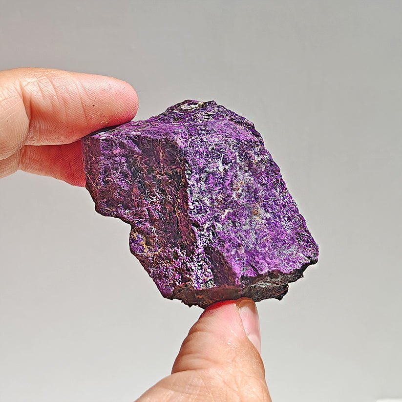 Muestra de purpurita en bruto, piedra natural sin pulir, de color morado oscuro, de la marca Mystical Tienda.