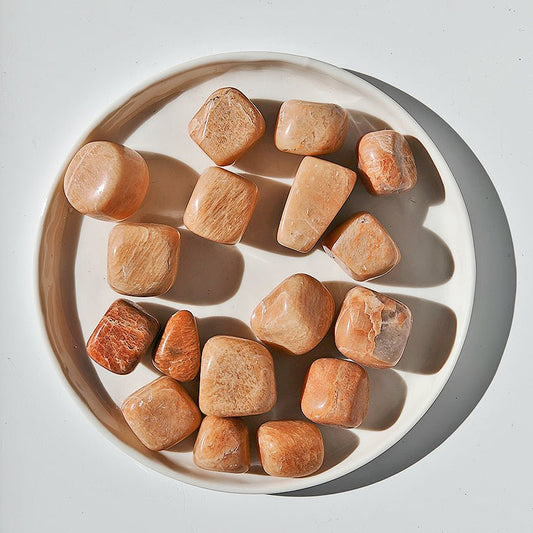 Rodado de adularia de Mystical Tienda, piedra semipreciosa con brillo y patrones naturales, para colección o uso energético.