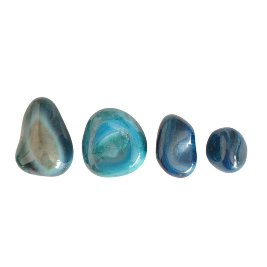 Rodado de Ágata Azul de la marca Mystical Tienda, mostrando su superficie brillante y patrón de vetas azules.