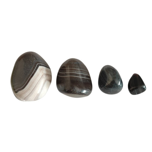 Rodado de ágata negra de Mystical Tienda, muestra la superficie lisa y brillante con patrones oscuros y detalles naturales.