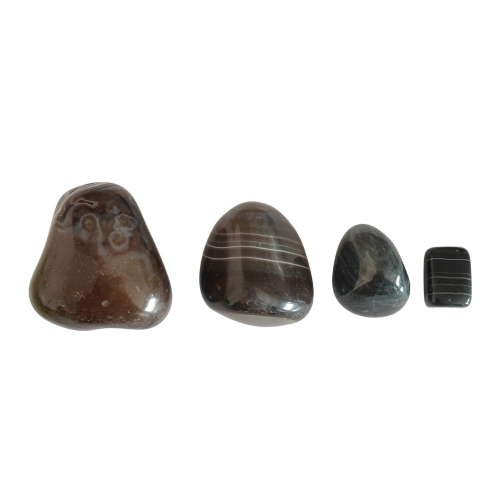 Rodado de ágata negra de Mystical Tienda, muestra detalles y patrones naturales en la piedra.