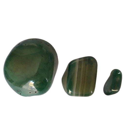 Rodado de ágata verde de la marca Mystical Tienda, mostrando sus patrones naturales y superficie pulida.