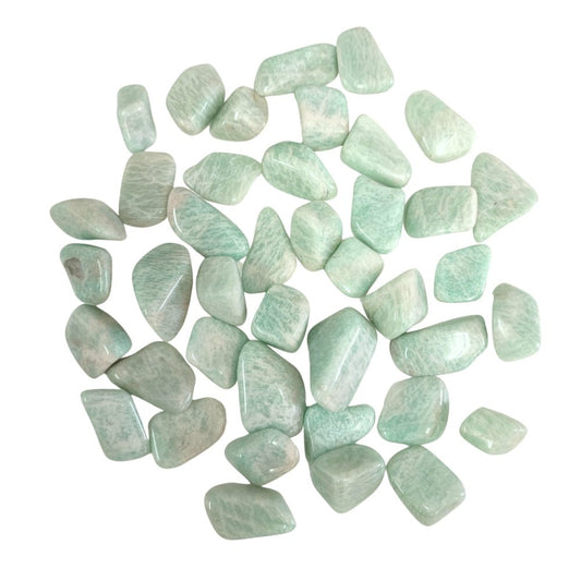 Rodado de amazonita de la marca Mystical Tienda, muestra detalles y colores verdes brillantes en una imagen cercana.