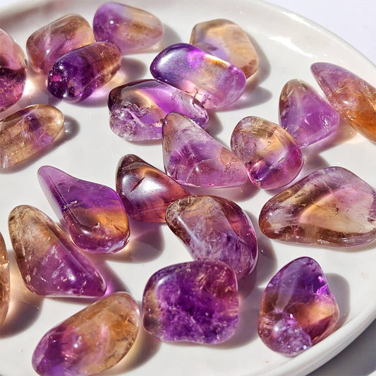 Rodado de ametrino de Mystical Tienda con forma redonda y colores vibrantes, muestra detalles de cristales en la superficie.