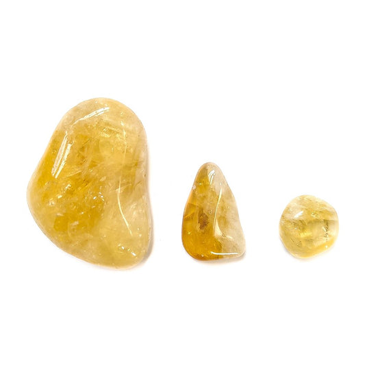 Rodado de citrino de Mystical Tienda, esfera de cristal amarilla brillante con vetas y textura suave, en fondo neutro.