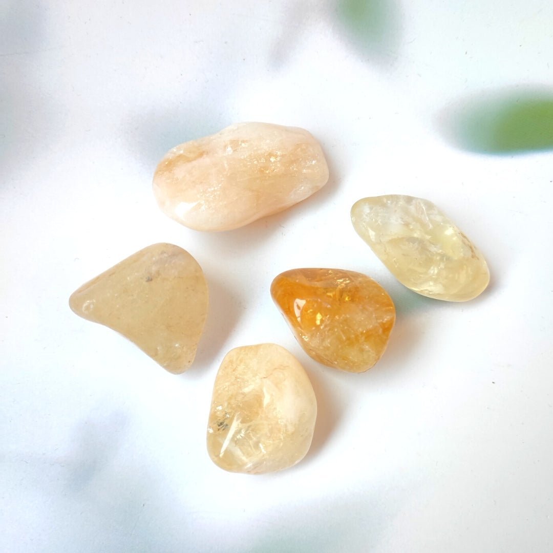 Rodado de citrino de la marca Mystical Tienda, muestra la piedra pulida y brillante en un fondo neutro.