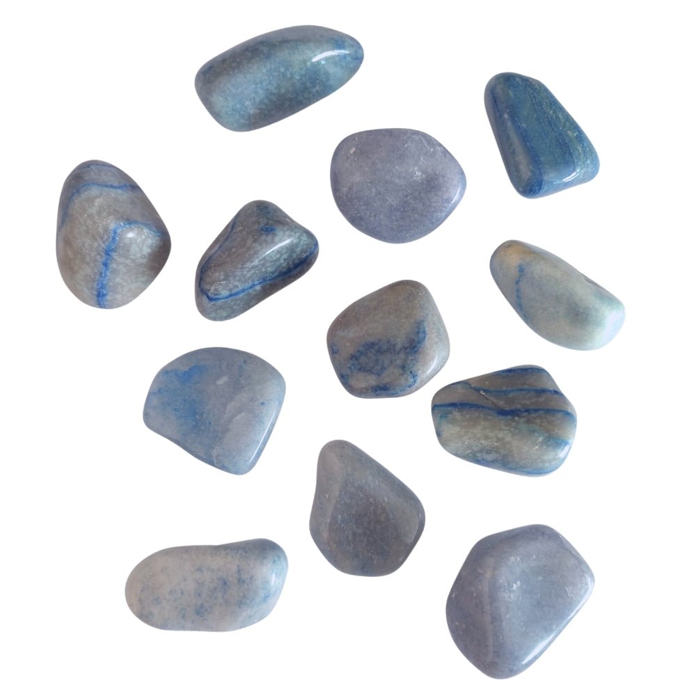 Rodado de cuarzo azul de la marca Mystical Tienda, muestra la superficie pulida y brillante del cristal azul en forma redonda.