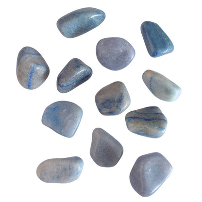 Rodado de cuarzo azul de la marca Mystical Tienda, muestra la superficie pulida y brillante del cristal azul en forma redonda.