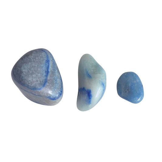 Rodado de cuarzo azul de la marca Mystical Tienda, muestra superficie lisa y brillante con tonos azules y detalles naturales.