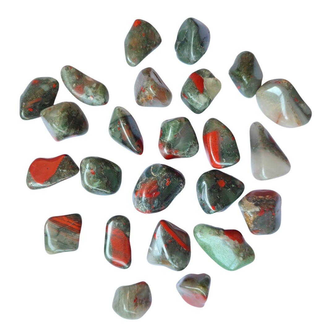 Rodado de Heliotropo de Mystical Tienda, piedra redonda y pulida con vibrantes tonos verdes y violetas, ideal para colección y decoración.