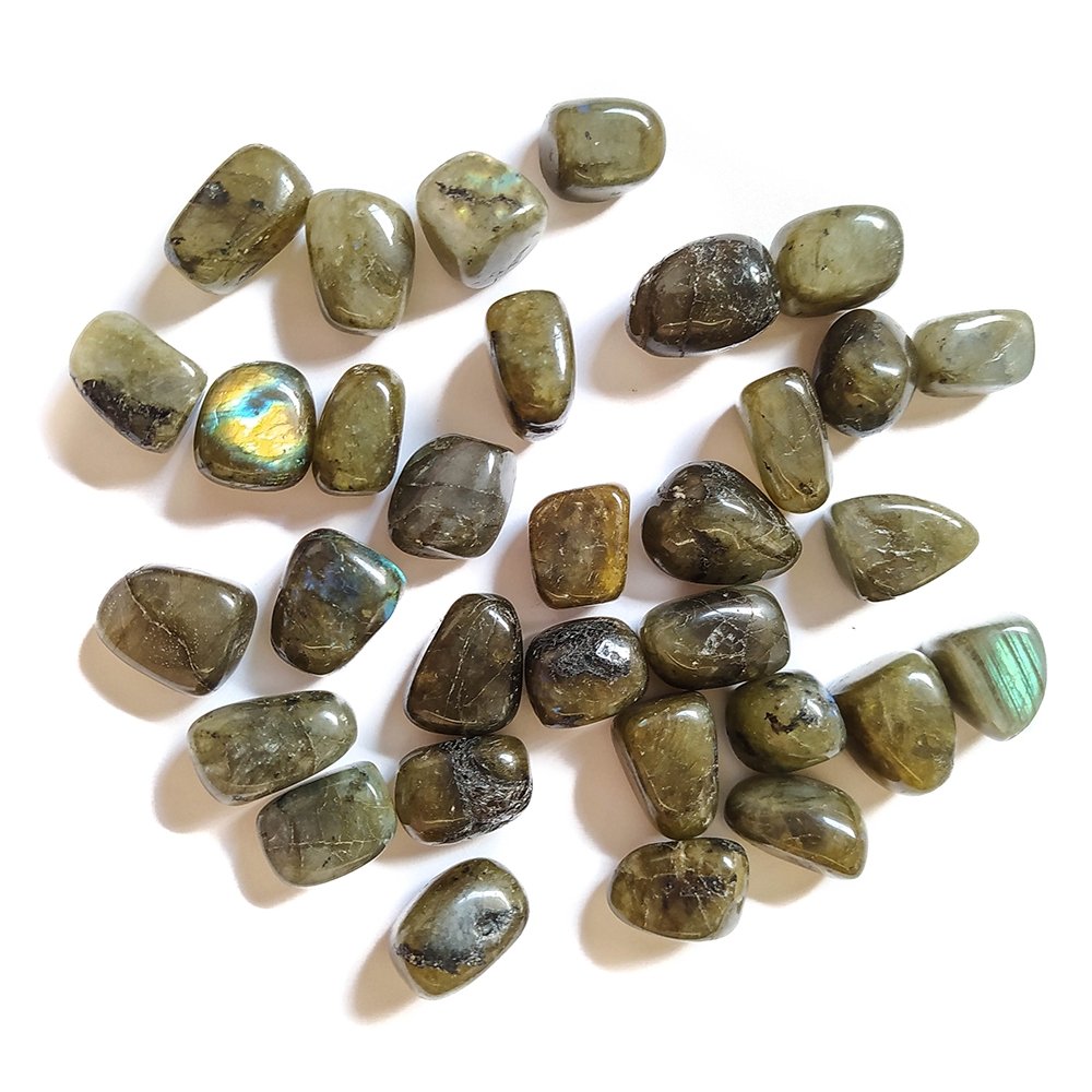 Rodado de labradorita de Mystical Tienda, piedra semipreciosa con reflejos azules y verdes en forma redonda.