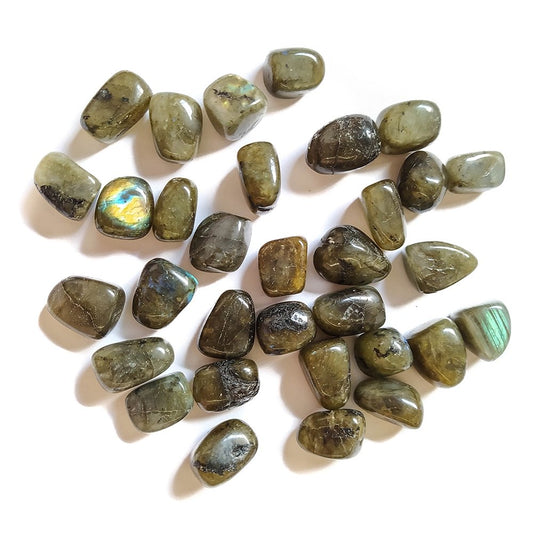 Rodado de labradorita de Mystical Tienda, piedra semipreciosa con reflejos azules y verdes en forma redonda.