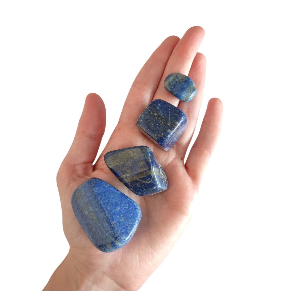 Rodado de lapislázuli de Mystical Tienda, piedra redonda y pulida, con tonos azules y detalles dorados para decoración o terapia.