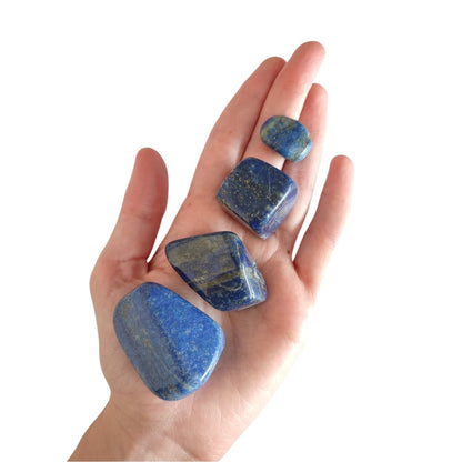Rodado de lapislázuli de Mystical Tienda, piedra redonda y pulida, con tonos azules y detalles dorados para decoración o terapia.