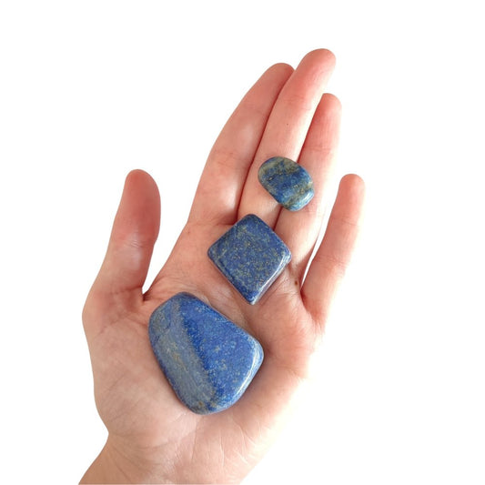 Rodado de lapislázuli de Mystical Tienda, piedra pulida con color azul profundo y vetas doradas, ideal para meditación y joyería.