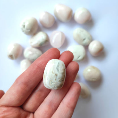 Rodado de manganocalcita de la marca Mystical Tienda, muestra detalles de la piedra mineral en fondo neutro.