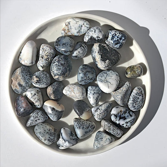 Rodado de Merlinita de la marca Mystical Tienda, muestra la piedra circular con detalles en tonos verdes y azules.