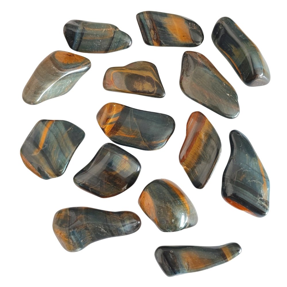 Rodado de ojo de halcón de la marca Mystical Tienda, muestra la piedra semipreciosa con su textura y color característicos.
