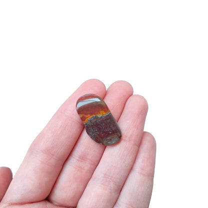 Rodado de Ojo de Hierro de la marca Mystical Tienda, muestra detalles y textura del rodado en color negro con ojo de hierro.