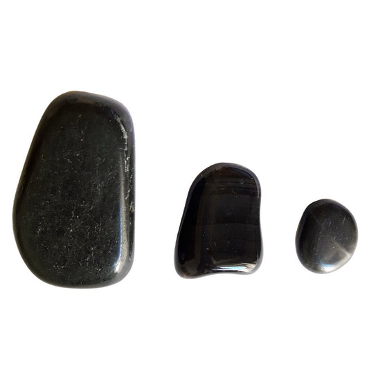 Rodado de ónix negro de la marca Mystical Tienda, muestra detalles y brillo del mineral en un estilo elegante.