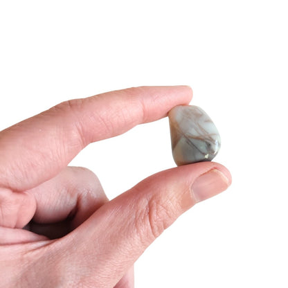 Rodado de ópalo blanco de Mystical Tienda, piedra pulida y brillante con tonos blancos y azules, para gemoterapia y decoración.