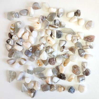 Rodado de ópalo blanco de Mystical Tienda, piedra pulida y redonda con brillo suave y tonalidades blancas y opalescas.