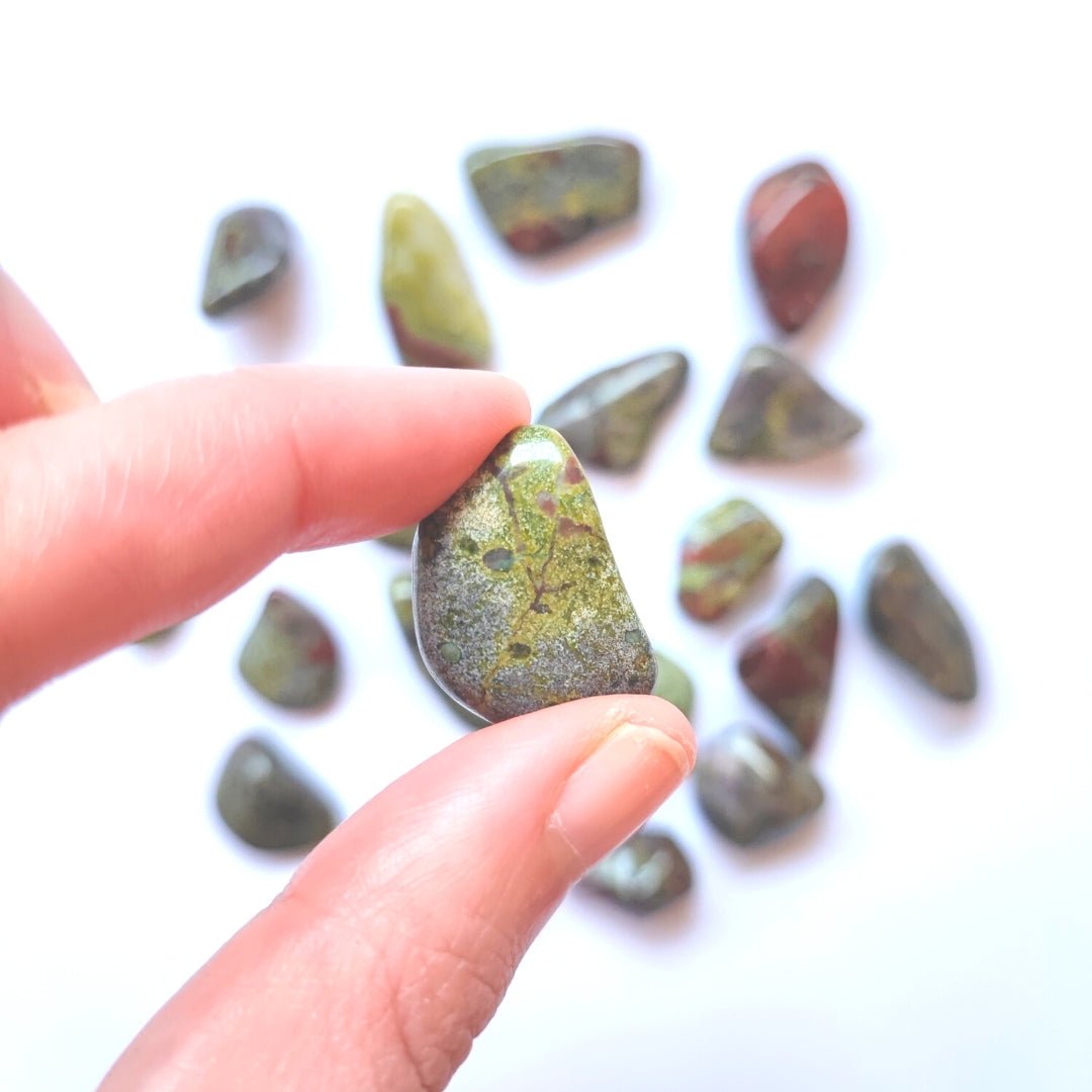 Rodado de piedra con figura de dragón de la marca Mystical Tienda, detalles naturales y forma esférica en la imagen.