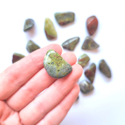 Rodado de piedra con diseño de dragón, decorativo y artesanal, de la marca Mystical Tienda.