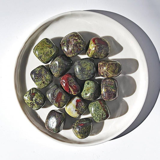 Rodado de piedra con diseño de dragón, decorativo de la marca Mystical Tienda, muestra detalles en piedra y arte de fantasía.